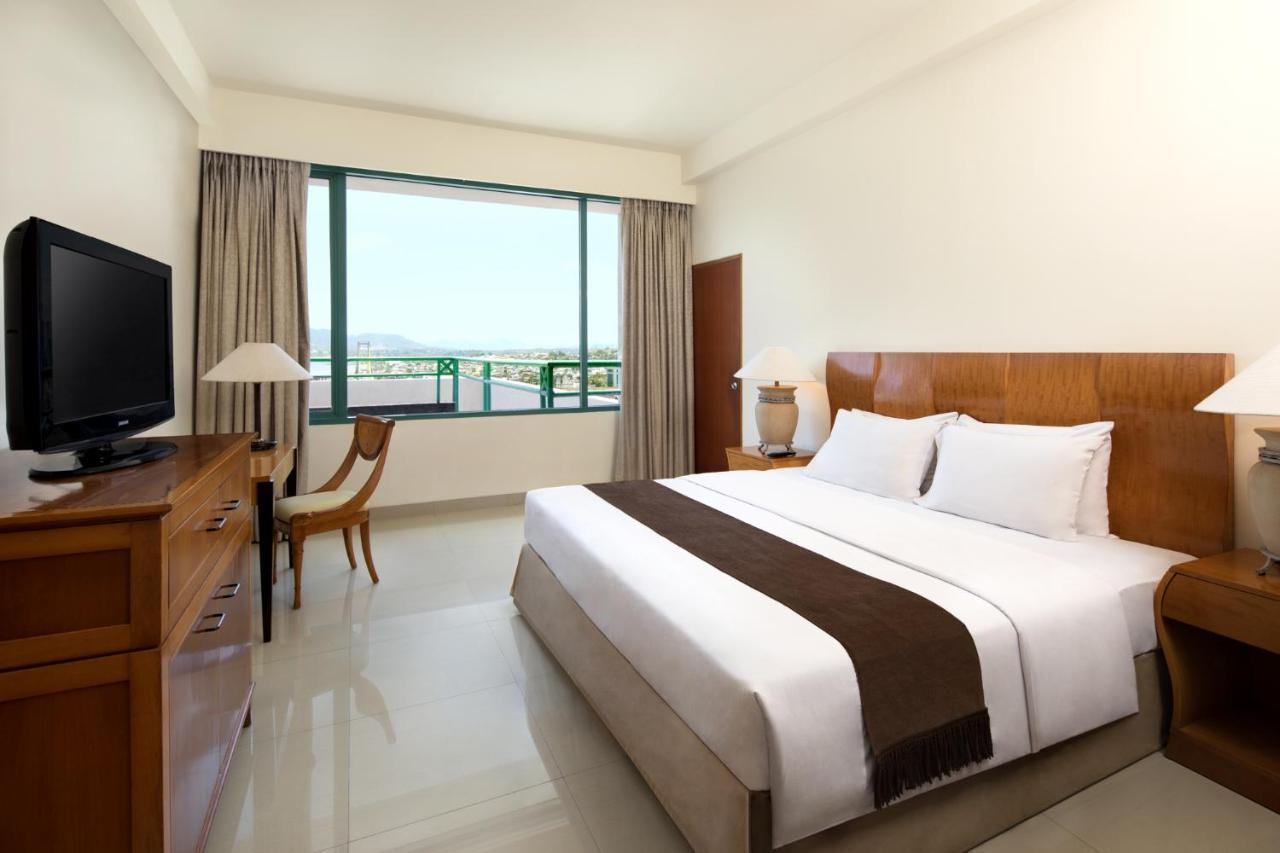 Aryaduta Manado Exterior photo
